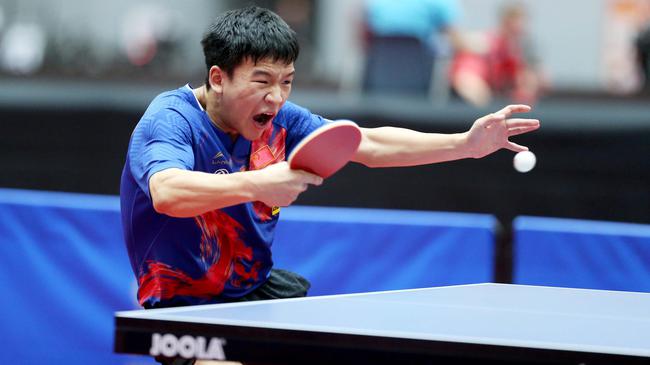 女足英联杯中发生暴力冲突，一名球员抓住对手脖子将其摔倒